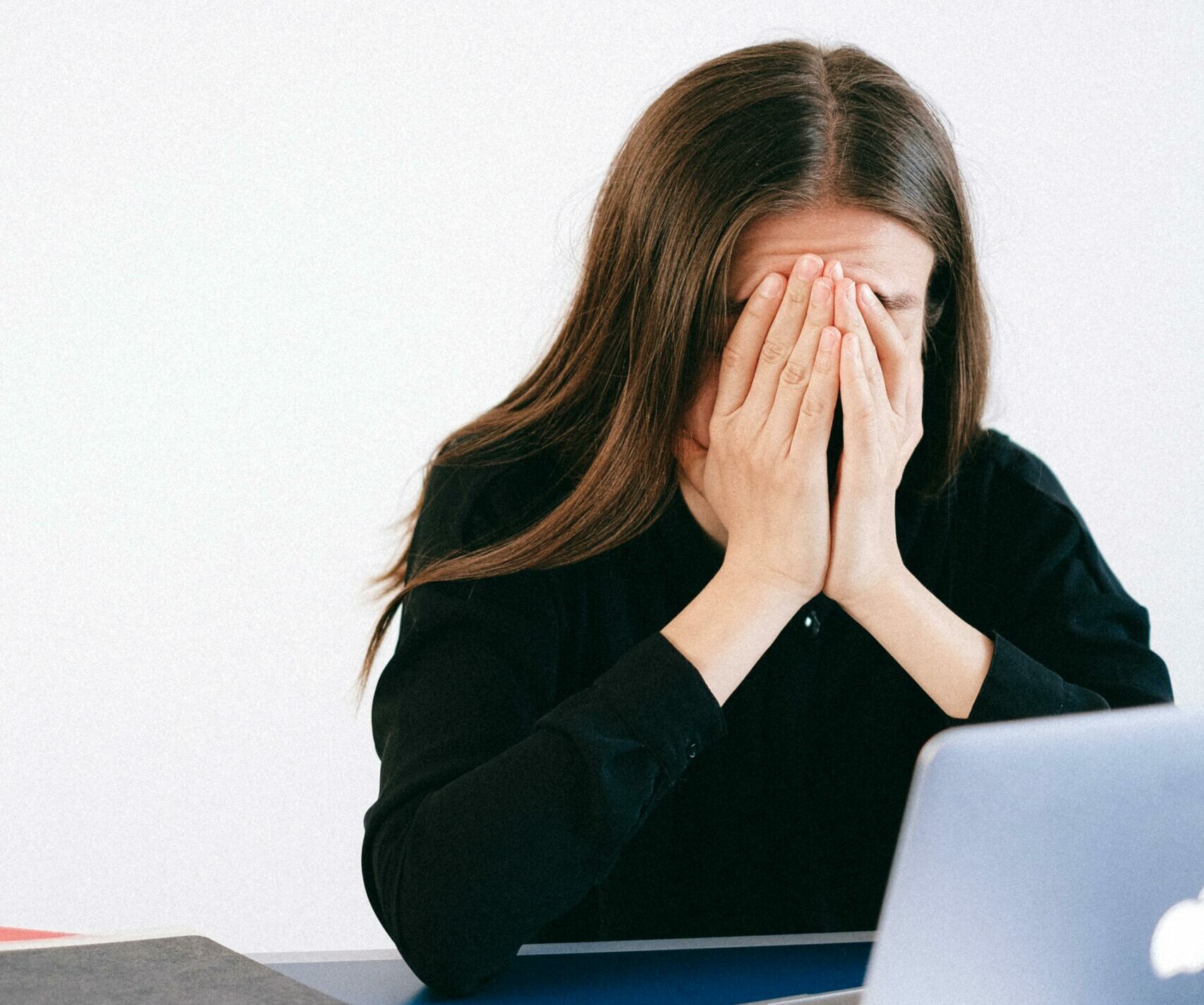 Anxietate, depresie și risc suicidar: De ce rețelele sociale afectează mai ales adolescentele