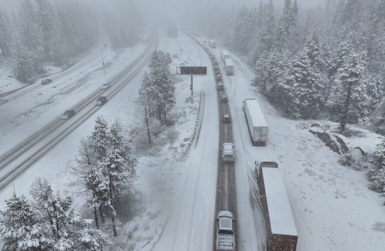 Aproape 10.000 de zboruri anulate din cauza unei furtuni puternice de iarnă care a lovit o mare parte din SUA