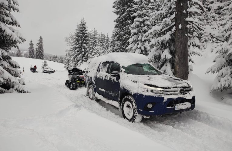Avertisment Salvamont Bihor: Copaci instabili, zăpadă consistentă și risc de avalanșă. Șase turiști au rămas blocați