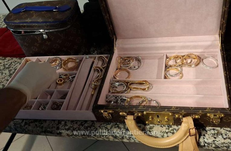 Bijuterii, ceasuri și sume de bani, în valoare totală de 3 milioane euro, descoperite în bagajele unor românce, pe Aeroportul Otopeni