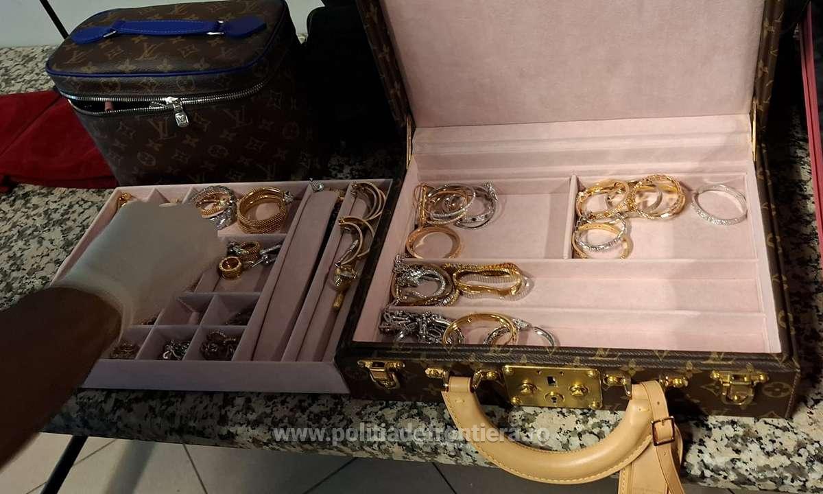 Bijuterii, ceasuri și sume de bani, în valoare totală de 3 milioane euro, descoperite în bagajele unor românce, pe Aeroportul Otopeni