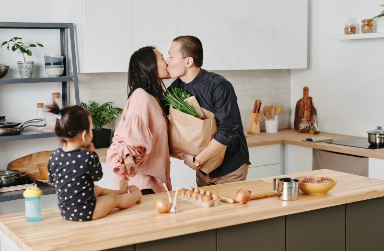 Care sunt cele 7 obiceiuri practicate de cuplurile fericite, potrivit unui specialist în relații