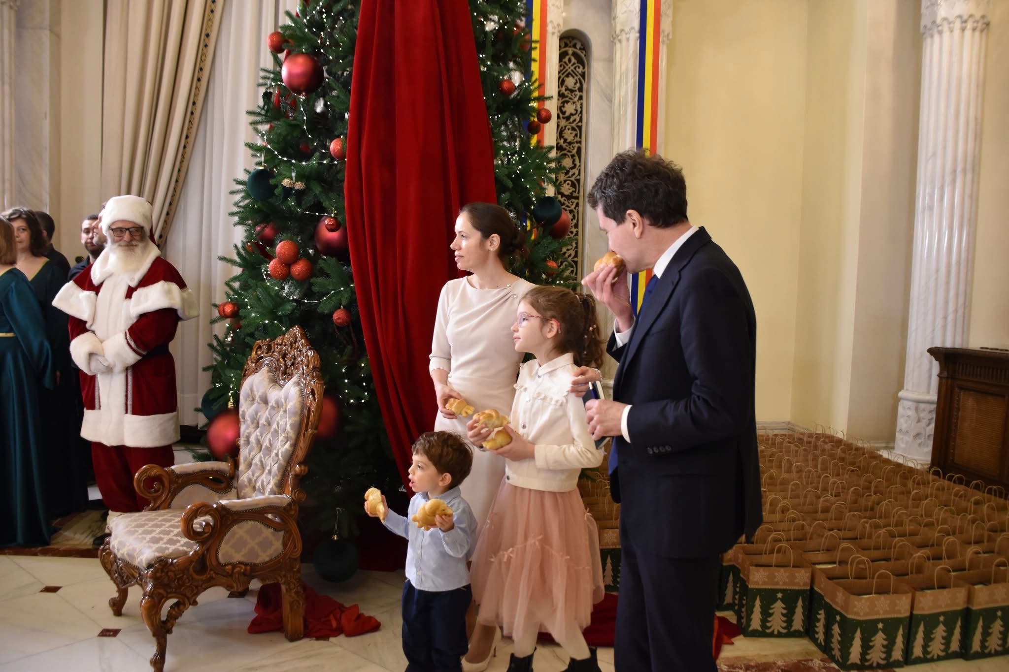 Ce a primit președintele Nicușor Dan de la Moș Crăciun și cum a petrecut de Revelion