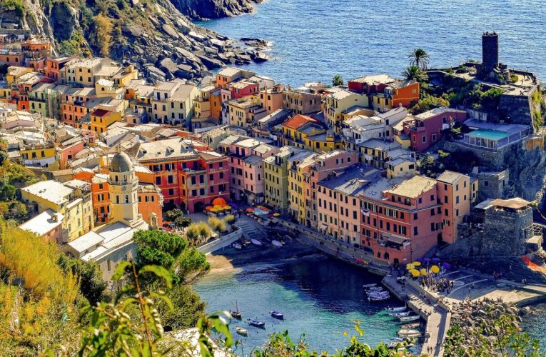 Cea mai frumoasă călătorie cu trenul din lume costă doar 15 euro. Traseul trece prin cinci sate de pe malul mării