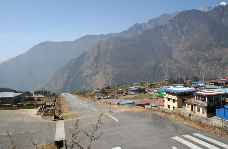 Cel mai periculos aeroport din lume. Majoritatea piloților nu pot ateriza aici. VIDEO