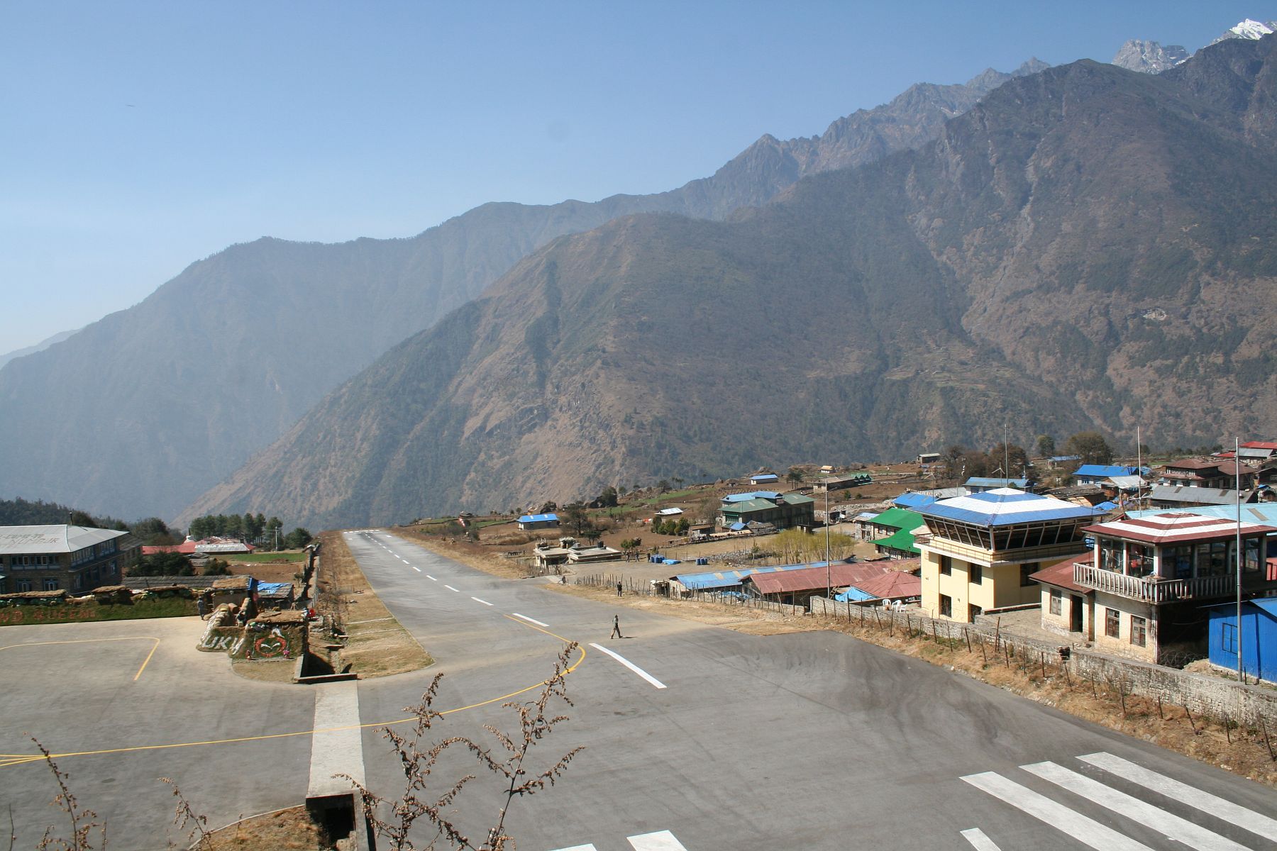 Cel mai periculos aeroport din lume. Majoritatea piloților nu pot ateriza aici. VIDEO
