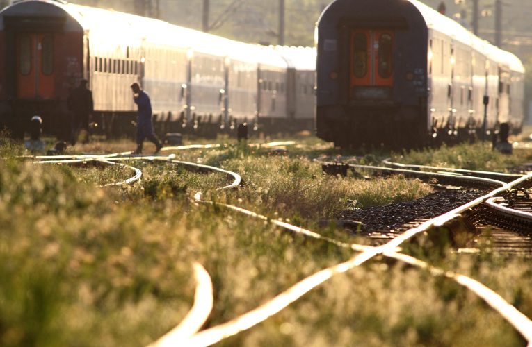 CFR condamnă comportamentele iresponsabile la trecerile la nivel cu calea ferată