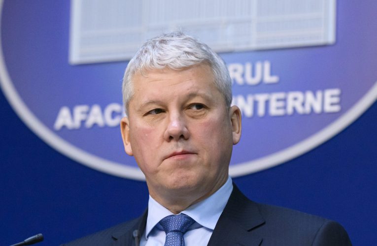 Circulație în condiții de iarnă. Cătălin Predoiu: „Am cerut măsuri ferme pentru evaluarea drumurilor și, dacă siguranța o impune, restricții temporare”