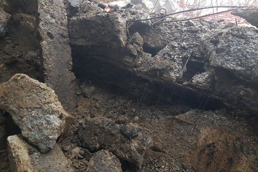 Circulație închisă în Maramureș, după ce a căzut grinda marginală a podului peste râul Vișeu