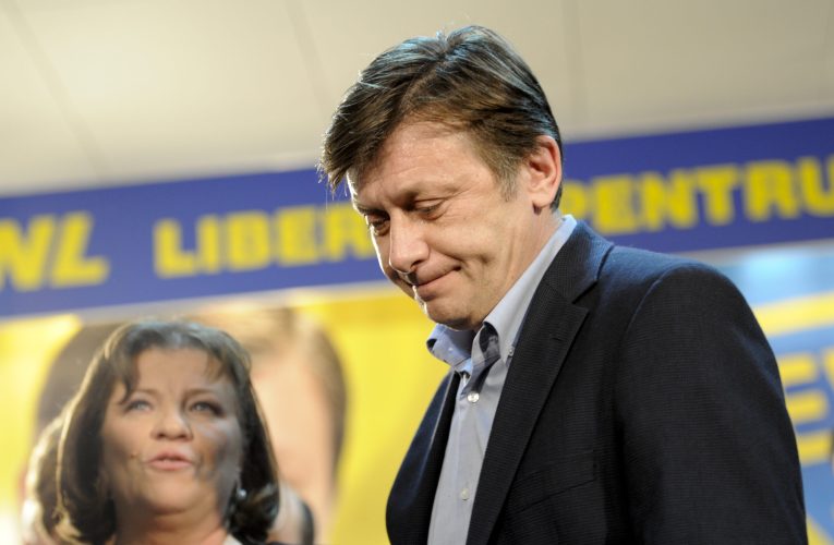 Crin Antonescu: Îmi e rușine de cum îl conduce Macron pe Nicușor Dan 