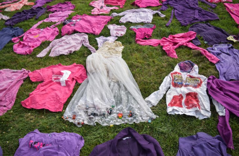 Criza hainelor second-hand: De ce nu mai funcționează colectarea îmbrăcămintei uzate în Italia