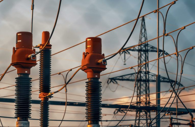 De ce centrele de date AI devin o problemă pentru rețeaua electrică a SUA