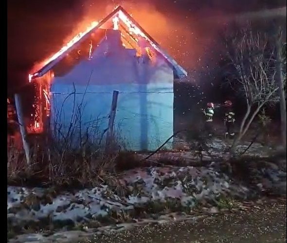 Doi frați din Bacău, găsiți carbonizați în casa care a luat foc