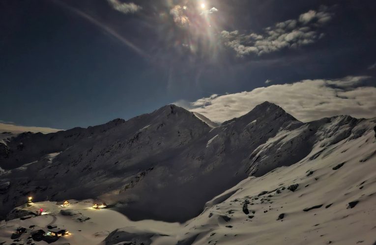 Doi tineri sunt căutați de salvamontiști după ce au decis să urce spre Vârful Moldoveanu, pe timp de viscol și -15 grade, seara la ora 20:00