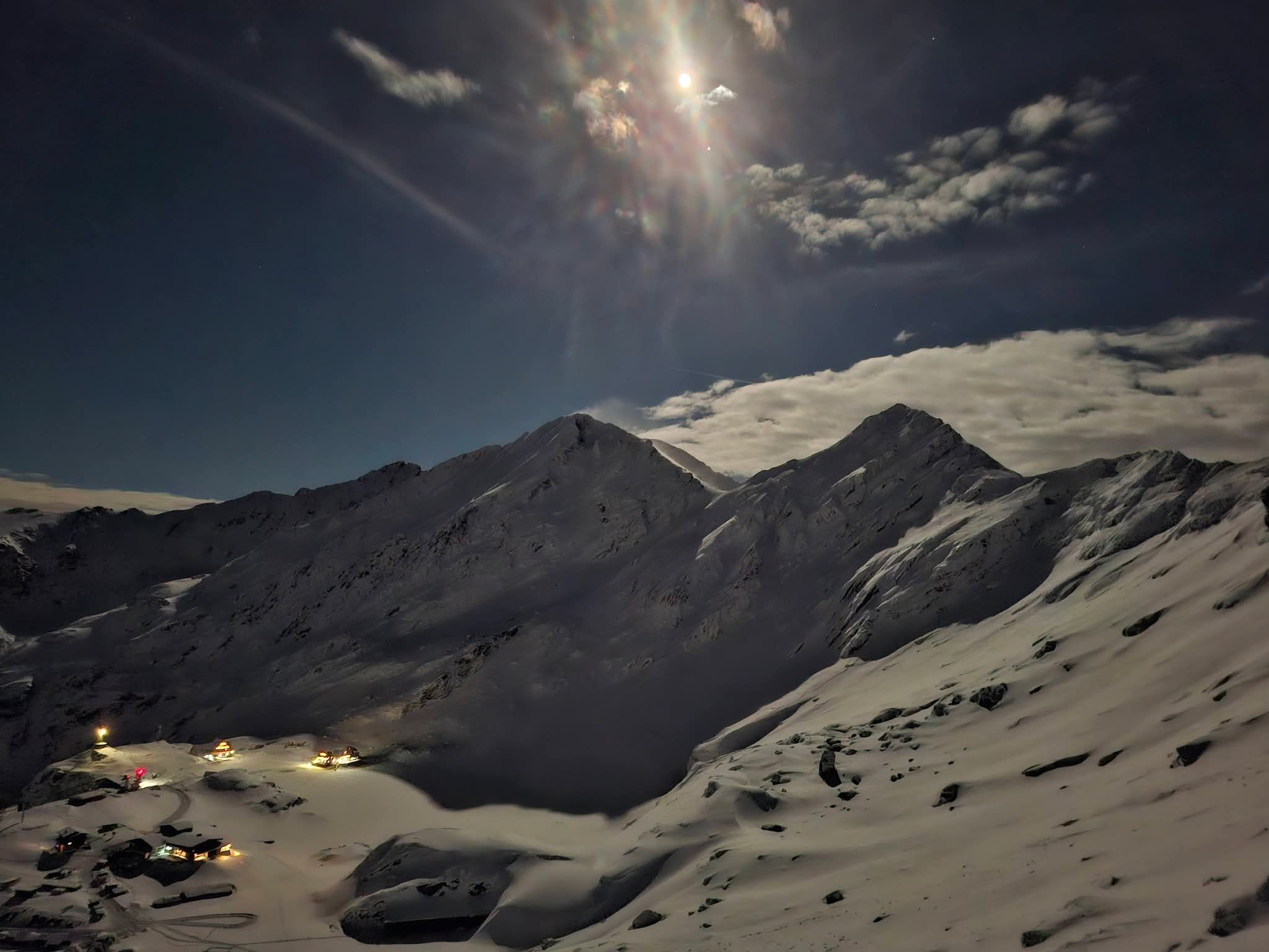 Doi tineri sunt căutați de salvamontiști după ce au decis să urce spre Vârful Moldoveanu, pe timp de viscol și -15 grade, seara la ora 20:00