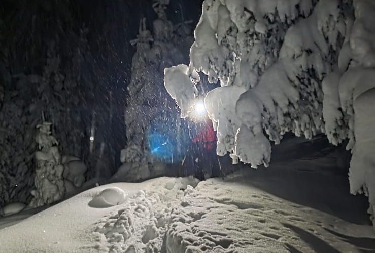 Doi tineri ucraineni, blocați în Munții Maramureșului. Acțiune de salvare dificilă: ger și zăpadă de 2 metri