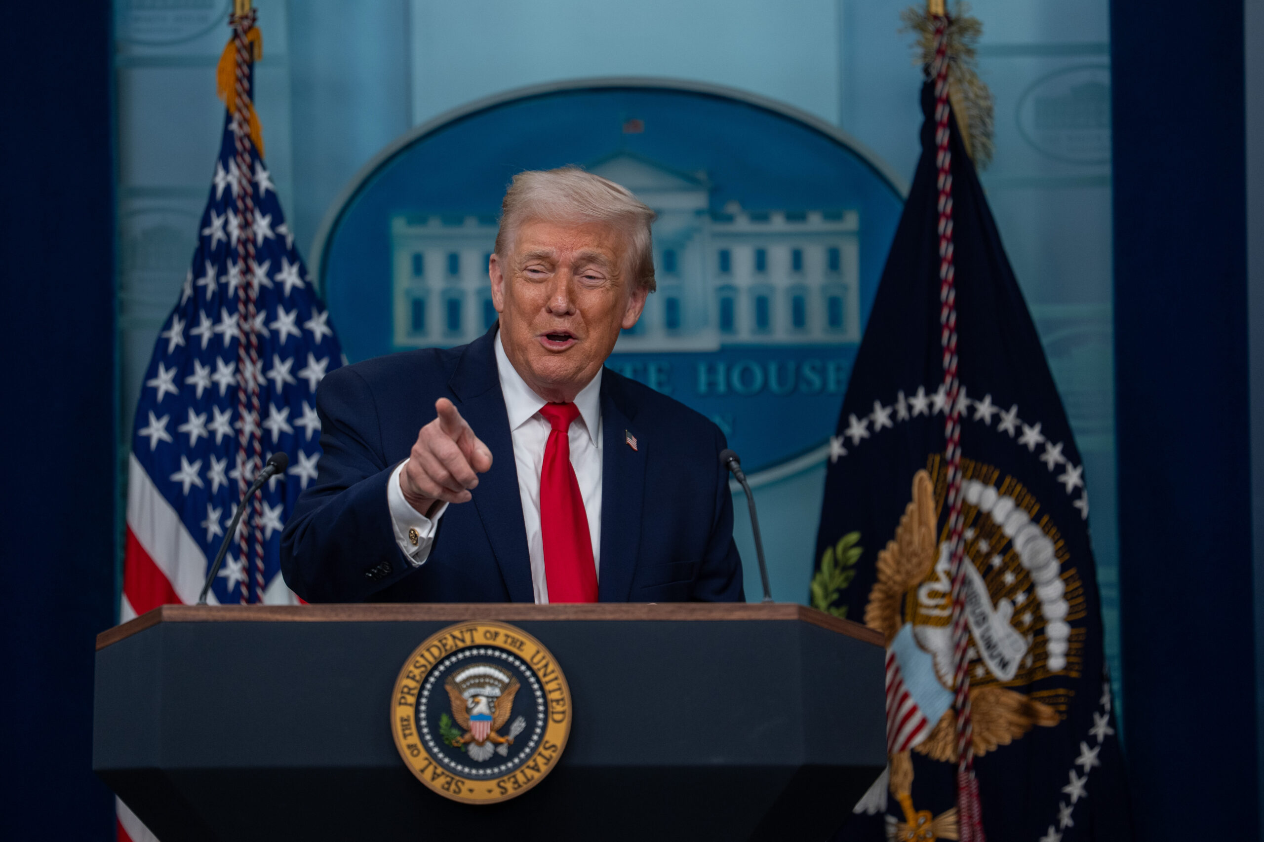 După criticile lui Keir Starmer, Trump își ajustează discursul și elogiază militarii britanici