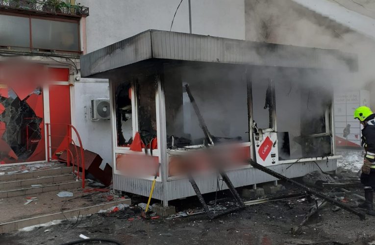 Explozie și incendiu într-o plăcintărie din Gherla. Unitatea a fost distrusă, pagube sunt și la blocurile din vecinătate