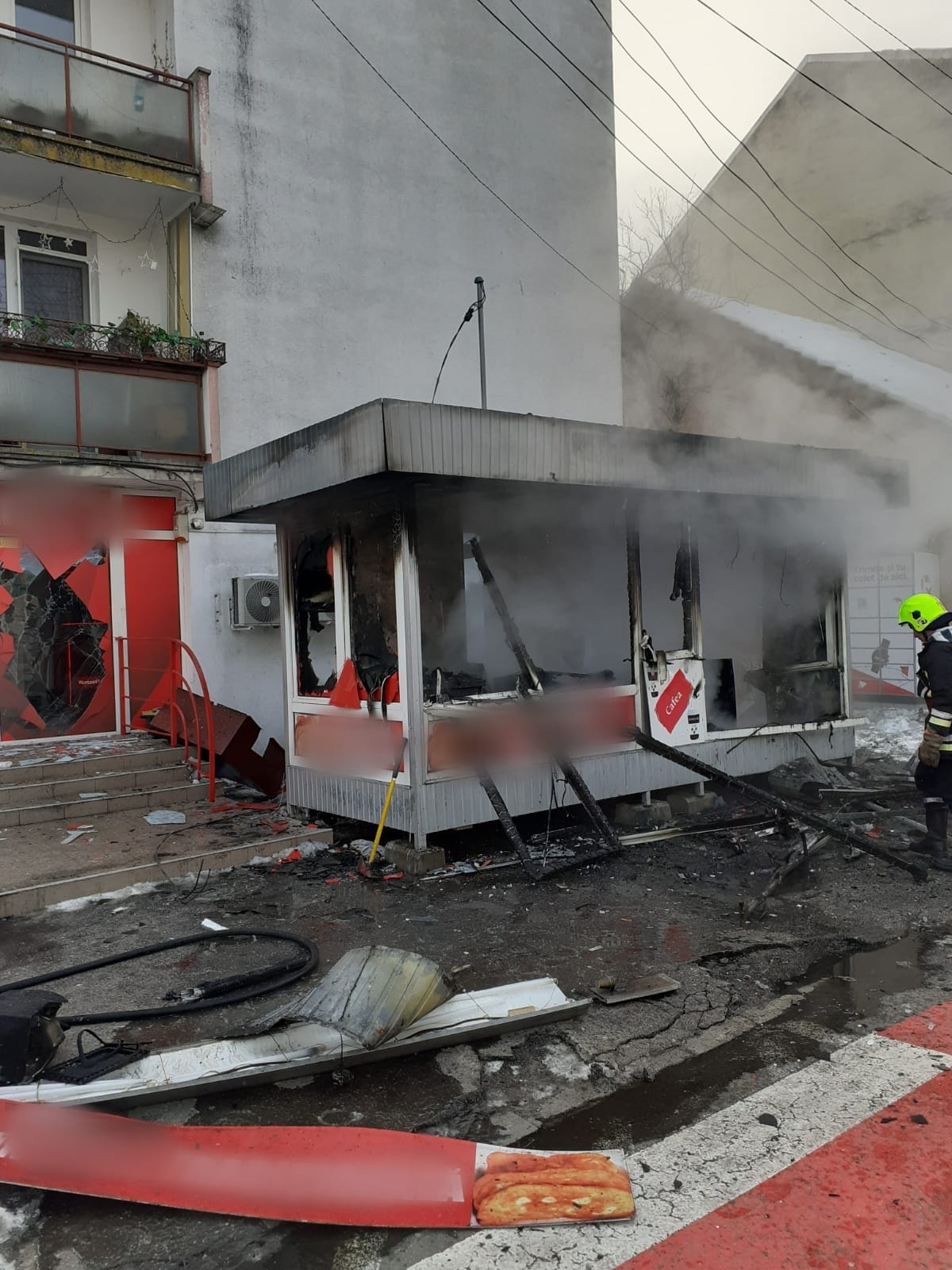 Explozie și incendiu într-o plăcintărie din Gherla. Unitatea a fost distrusă, pagube sunt și la blocurile din vecinătate