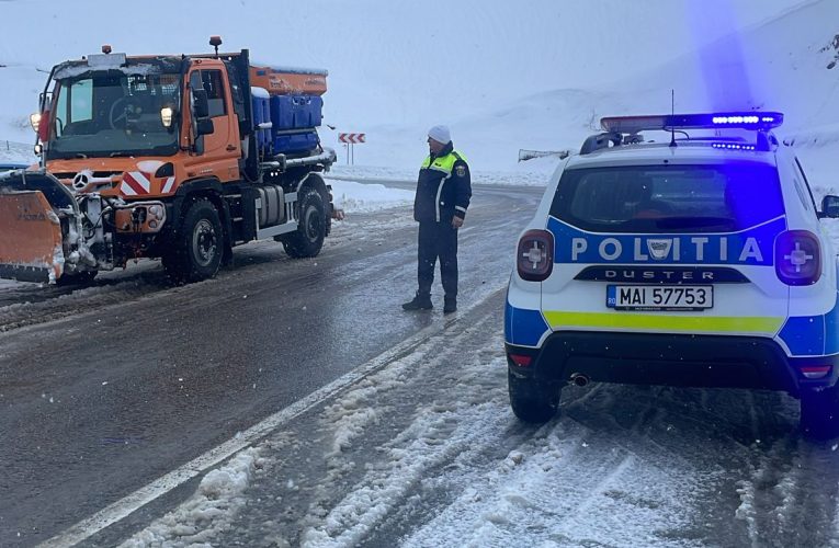 Fără mașini 4×4 sau echipate cu lanțuri nu se mai poate ajunge la Rânca