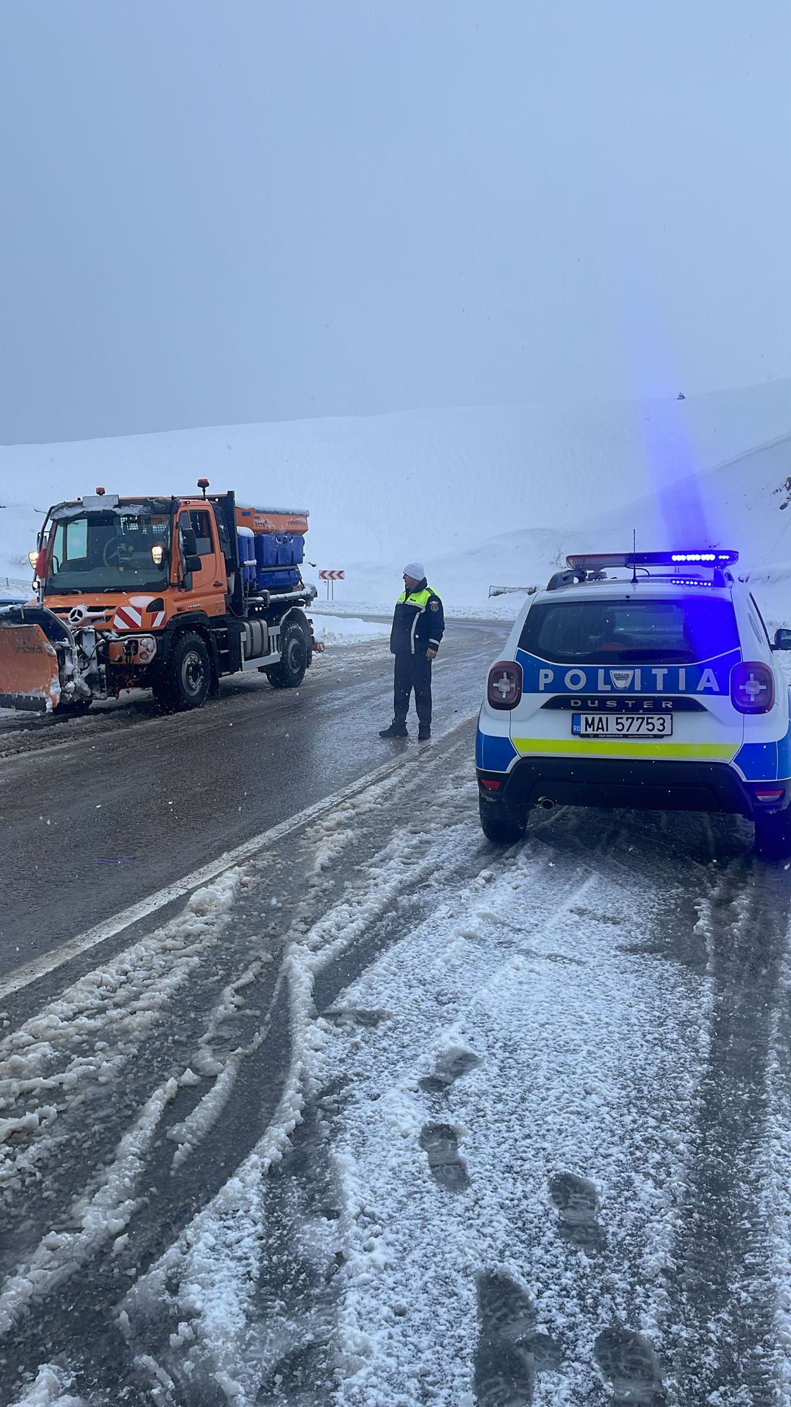 Fără mașini 4×4 sau echipate cu lanțuri nu se mai poate ajunge la Rânca