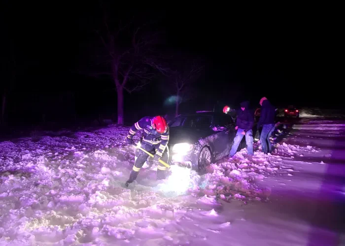 Furtuna a lovit 32 de localități din România. Zece persoane salvate din zăpadă