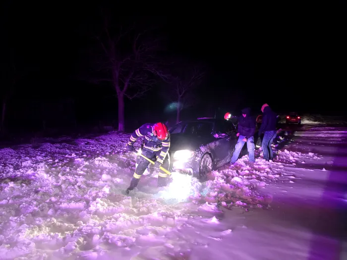 Furtuna a lovit 32 de localități din România. Zece persoane salvate din zăpadă