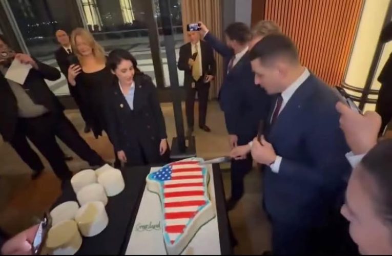 George Simion în SUA. Liderul AUR a tăiat un tort în forma Groenlandei decorat cu steagul american