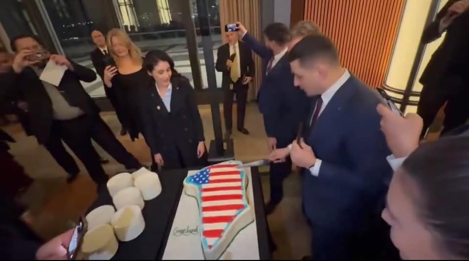 George Simion în SUA. Liderul AUR a tăiat un tort în forma Groenlandei decorat cu steagul american