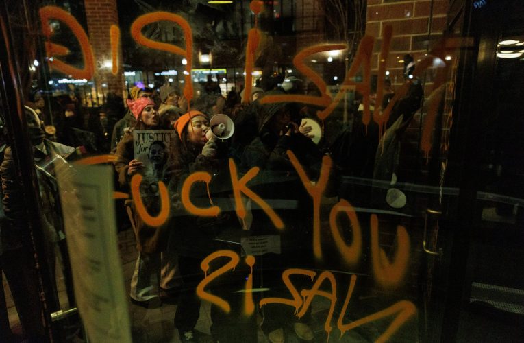 Haos și gloanțe în Minneapolis. Un agent ICE a împușcat un bărbat, protestatarii atacă vehiculele federale