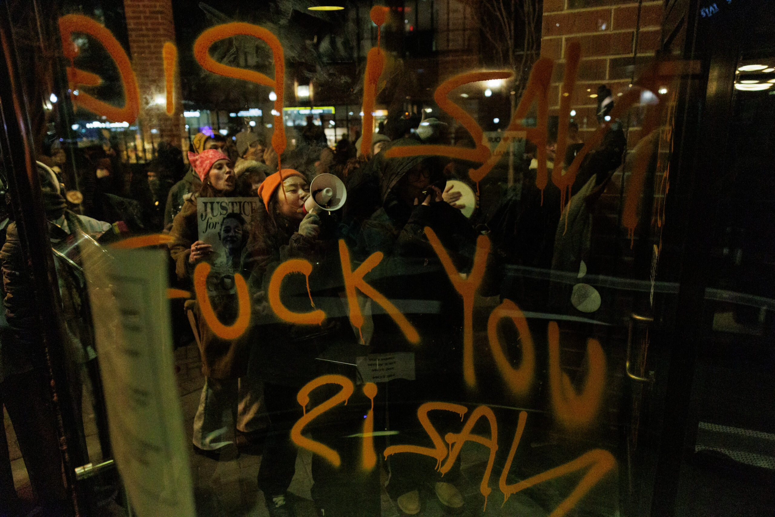 Haos și gloanțe în Minneapolis. Un agent ICE a împușcat un bărbat, protestatarii atacă vehiculele federale