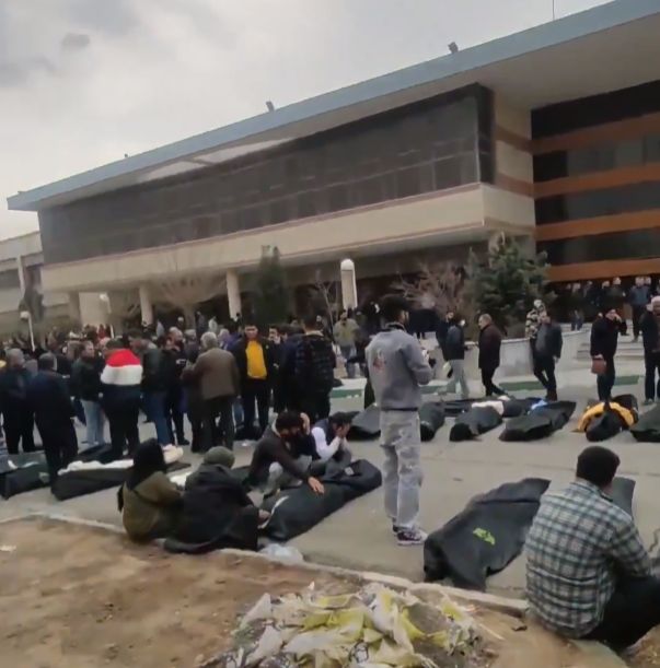 Imagini șocante din Iran: Zeci de cadavre în fața unei morgi din apropierea Teheranului