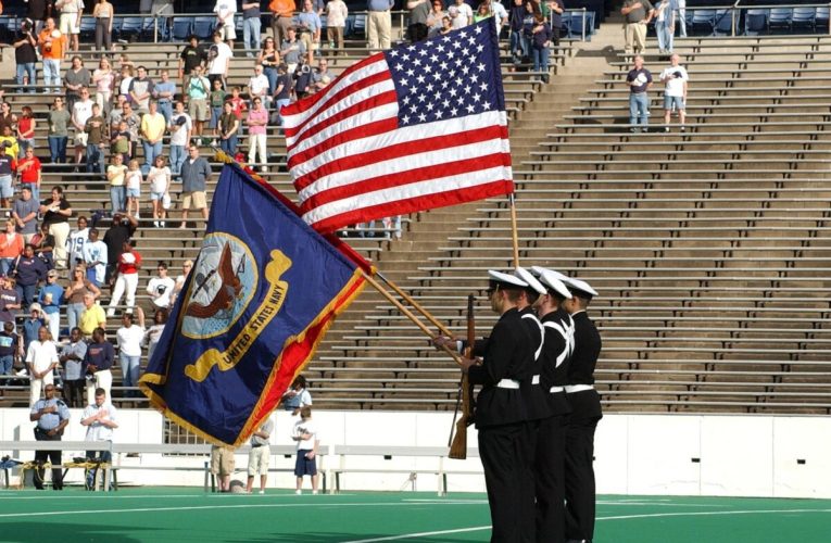 Imnul național al SUA, întrerupt de scandarea „Lăsați Groenlanda în pace”. Șepcile „Make America Go Away” nu se mai găsesc