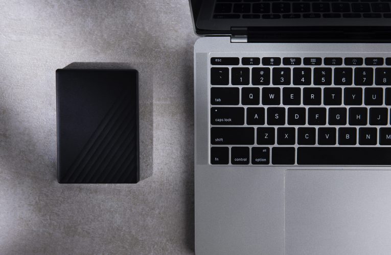 În 2016 a început să colecționeze baterii de laptopuri: astăzi își alimentează întreaga casă fără să plătească un ban