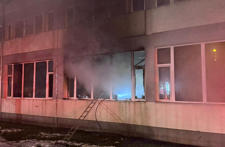 Incendiu într-o clădire a Universității din Oradea. Atelier și laborator de inginerie, distruse