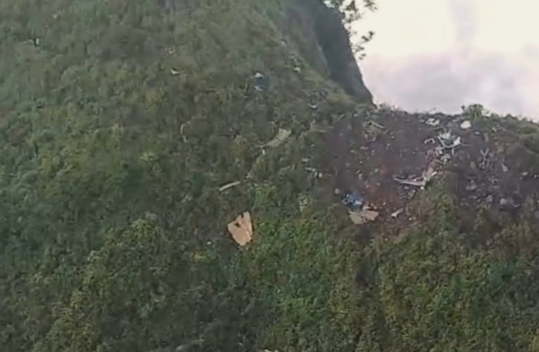 Indonezia. Echipele de salvare găsesc epava avionului dispărut sâmbătă în munții Sulawesi