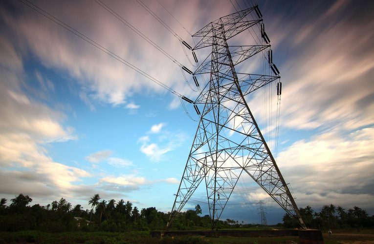 INS: Energia electrică s-a scumpit cu peste 60% în ultimul an