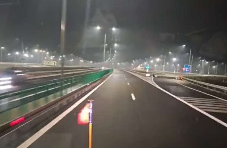 Intervenții masive pe drumurile din Oltenia. Carosabil curat, dar ceață sub 50 metri