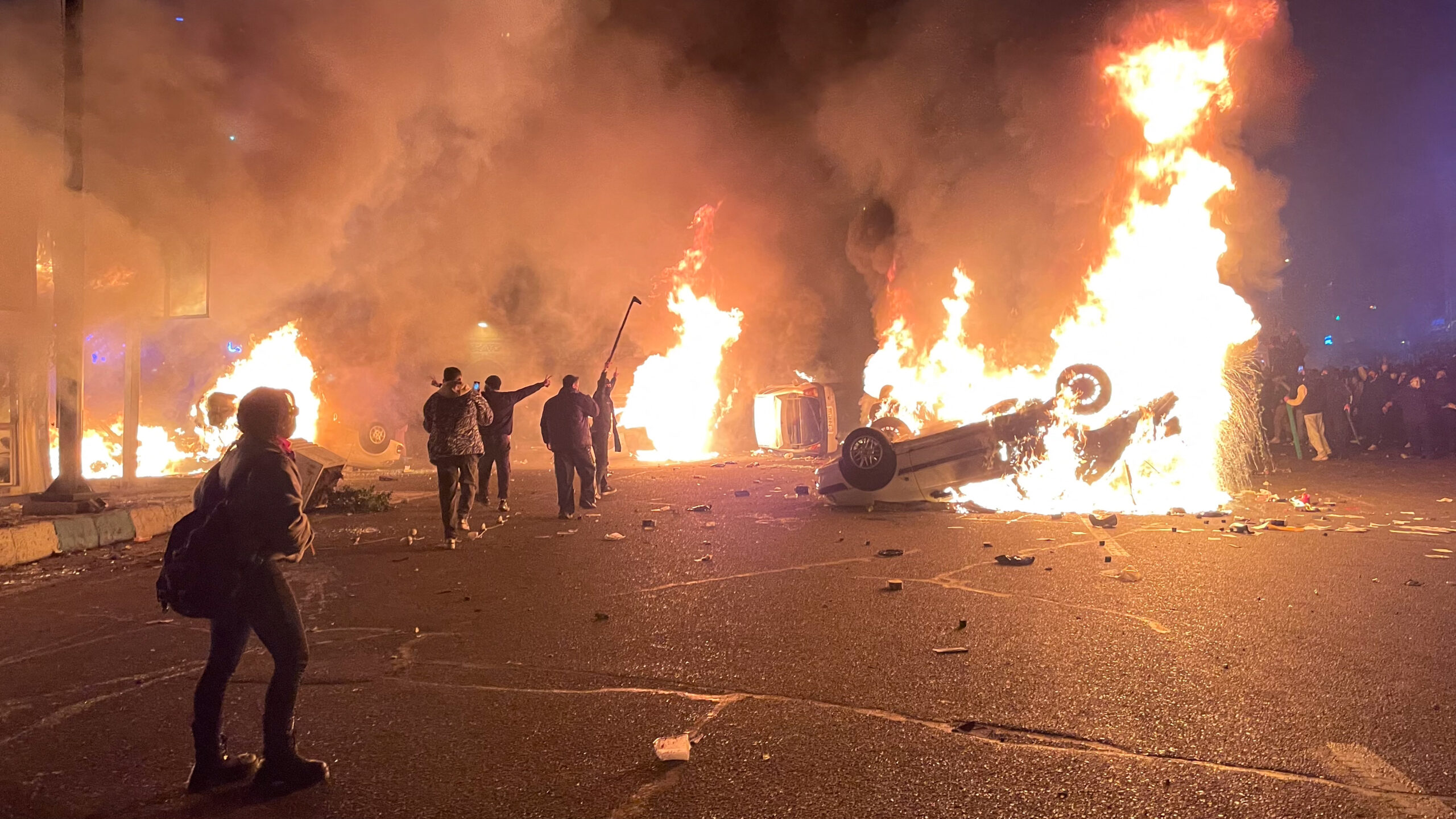 Iranul avertizează că orice atac va însemna „război total”, după ce Trump a declarat că „armada” SUA este pe drum