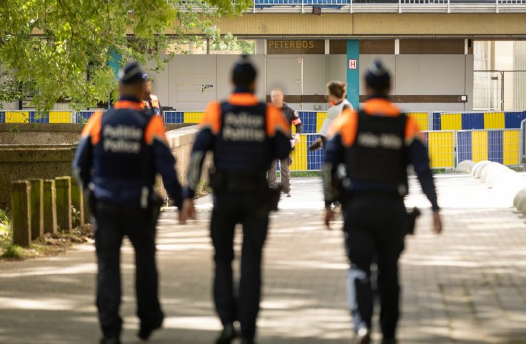 Librărie din Paris, percheziționată pentru un caiet de colorat