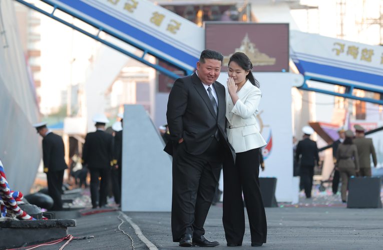 Liderul nord-coreean Kim Jong Un și-a dus fiica la mausoleul familiei