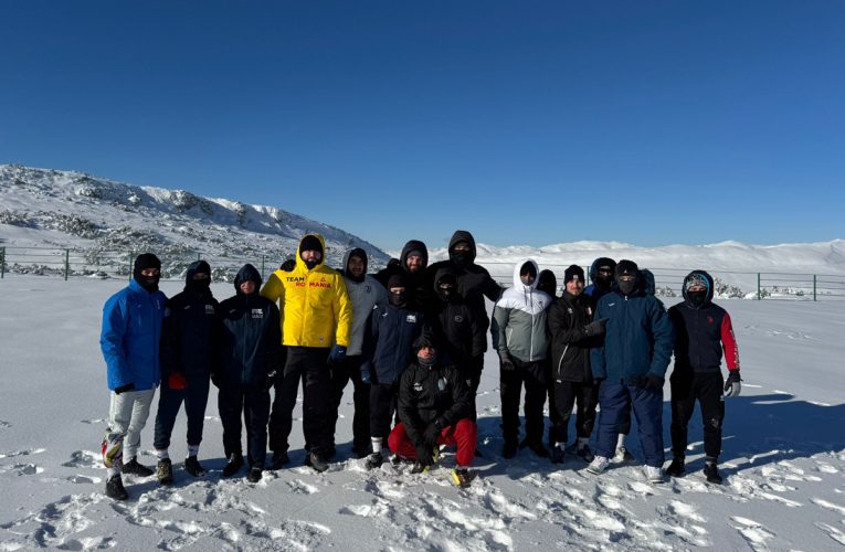 Luptătorii români de greco-romane se antrenează în zăpadă la Piatra Arsă