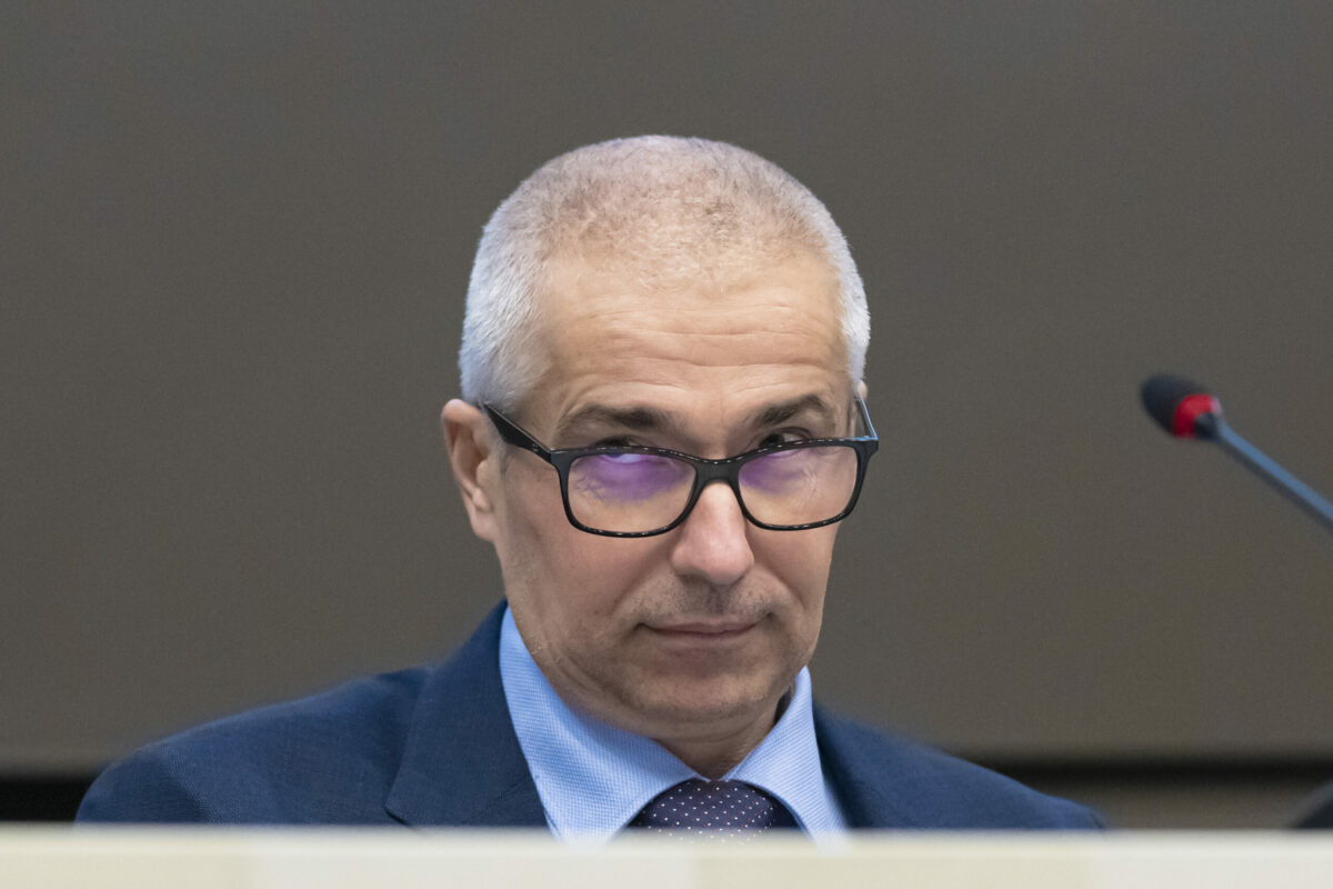 Marinescu vrea brățări pentru deținuții care primesc permisiuni și drone pentru monitorizarea închisorilor