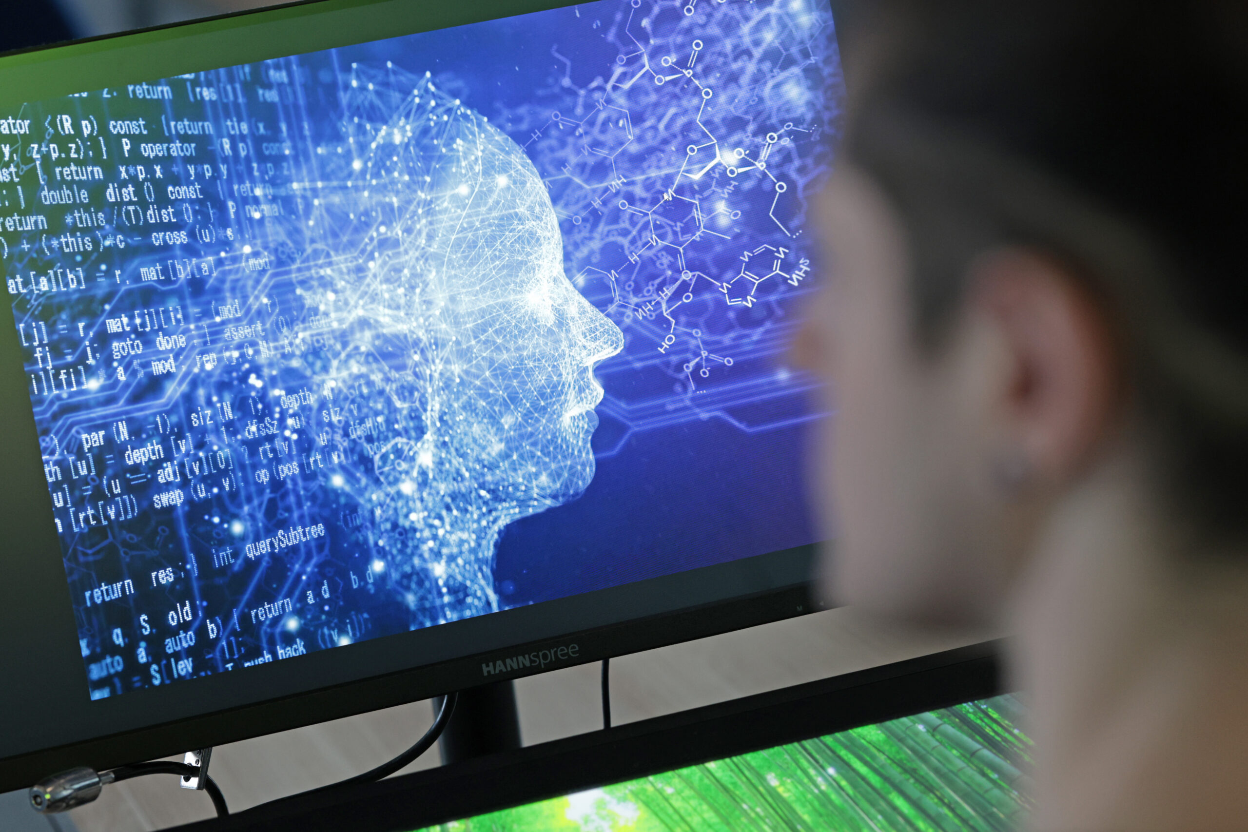 Munca în era AI: Tot mai mulți angajați, anxioși în legătură cu inteligența artificială. Terapeuți: Lucrul cel mai des auzit este teama de a deveni inutil