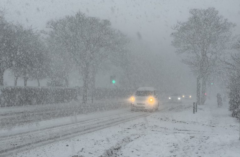 Ninsorile închid sute de școli și dau peste cap transportul în Marea Britanie și Irlanda