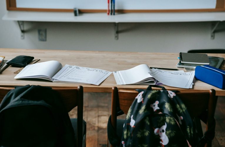 Numărul total de studenți din Grecia, redus la jumătate