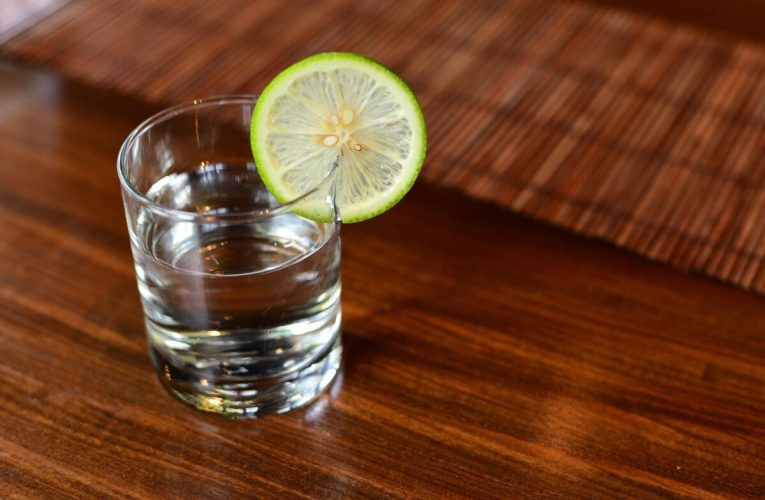 Nutriționiștii desființează una dintre cele mai populare metode de detoxifiere și slăbit: nu ajută, poate provoca probleme