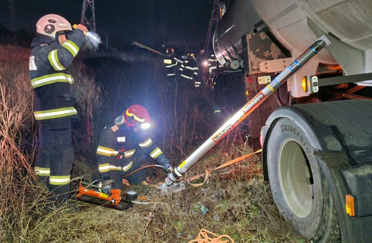 O cisternă cu 10 tone de benzină și 24 de motorină a derapat