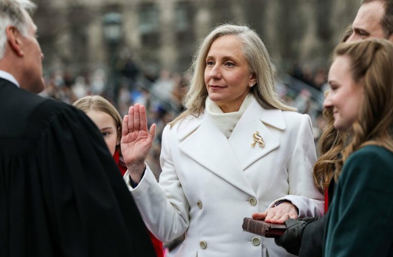 O femeie guvernator rupe protocolul istoric al învestirii