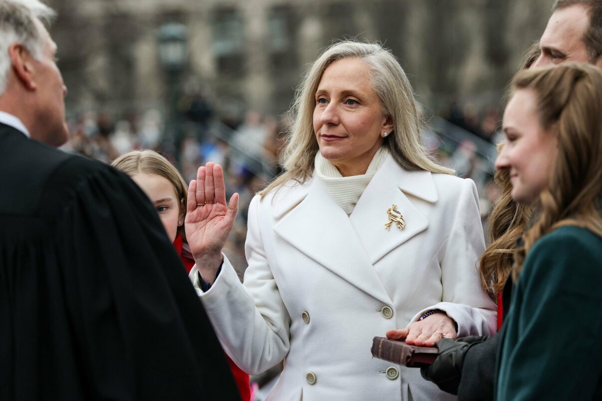 O femeie guvernator rupe protocolul istoric al învestirii